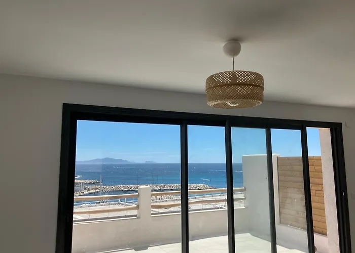T2 vue sur le port jacuzzi terrasse et parking