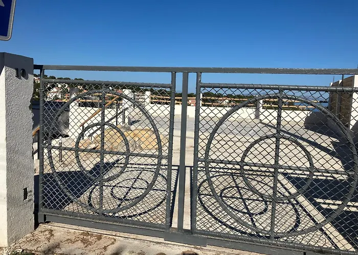 T2 vue sur le port jacuzzi terrasse et parking