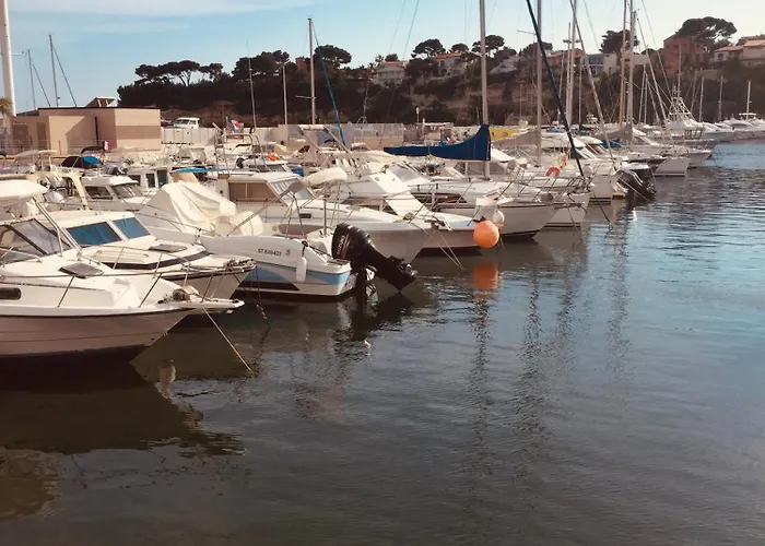 200m de la plage ,3mn du port à 50m du centre ville